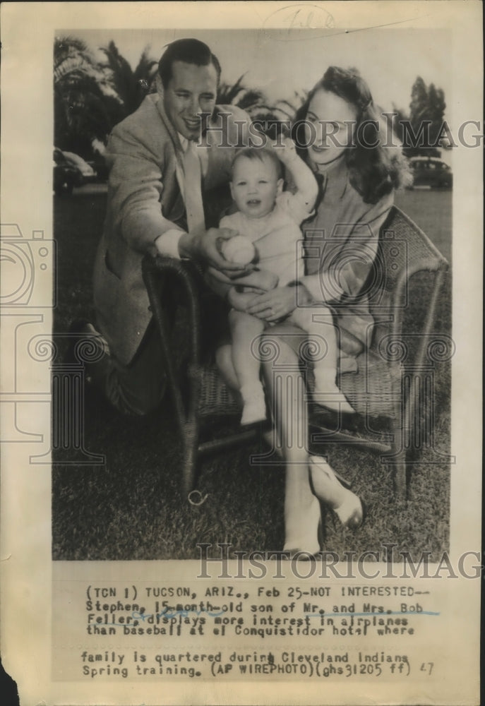 1947 Press Photo Bob Feller. Indians Pitcher with his son Stephen and wife- Historic Images