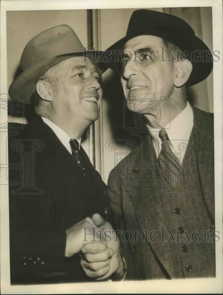 1940 Press Photo Oscar Vitt Compares Notes with Roger Peckinpaugh - sbs01204- Historic Images