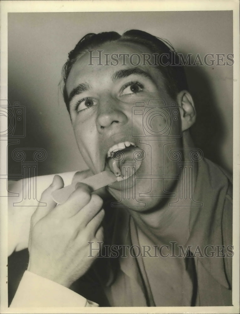 1941 Press Photo Bob Feller Declared a Perfect Physical Specimen for the Army- Historic Images