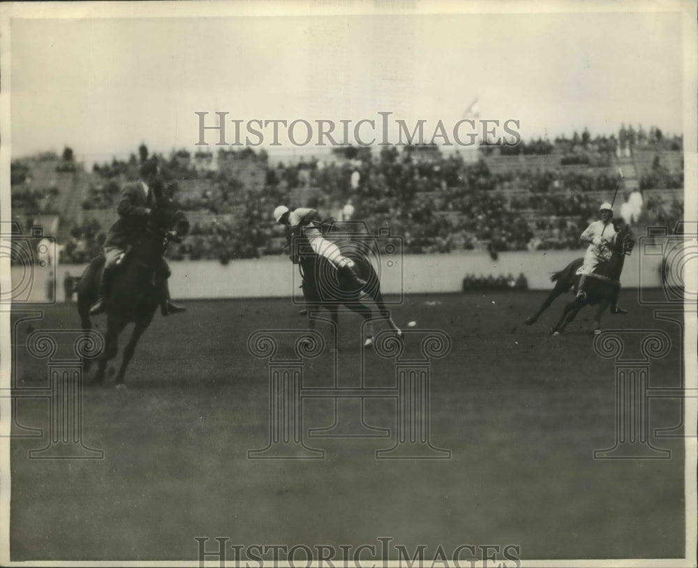 1928 Press Photo Argentine hitting the ball to Stevenson of the U.S Team- Historic Images