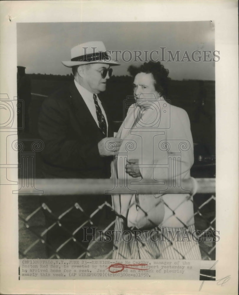 1950 Press Photo Joe McCarthy Manager of the Boston Red Sox Greeted by His Wife- Historic Images