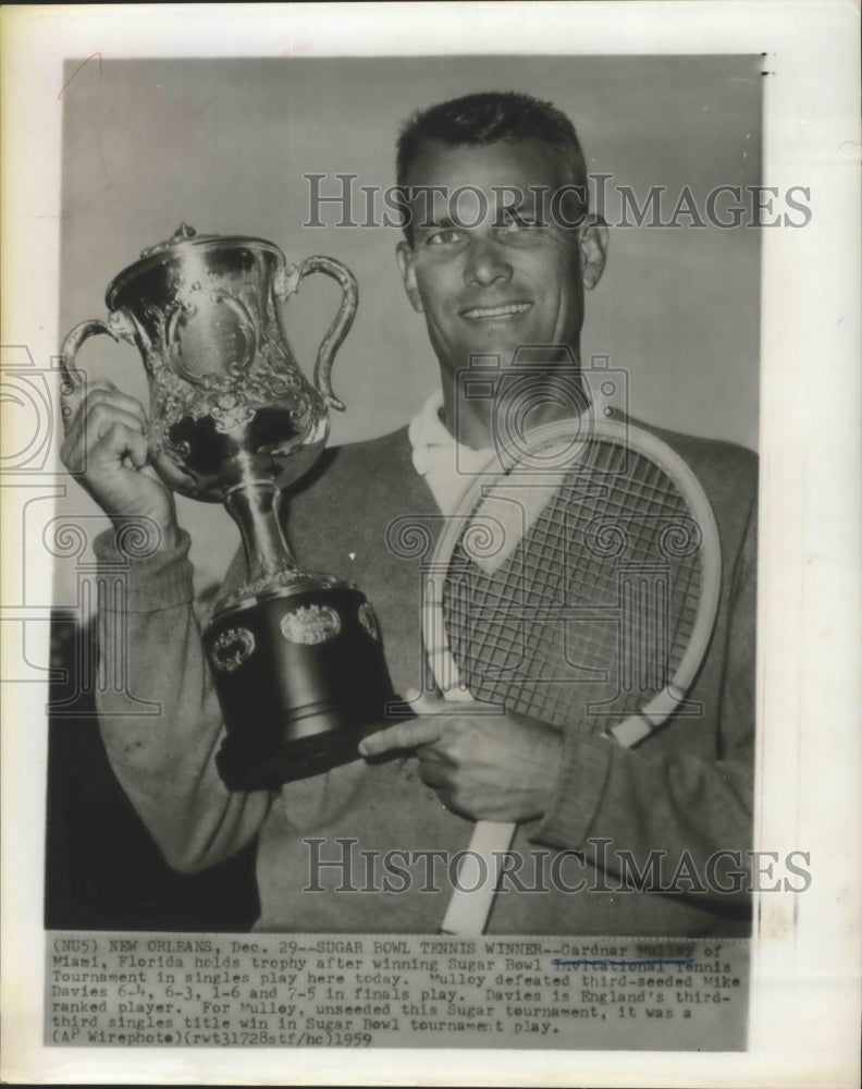 1959 Press Photo Gardner Mulley holds trophy after winning Sugar Bowl- Historic Images