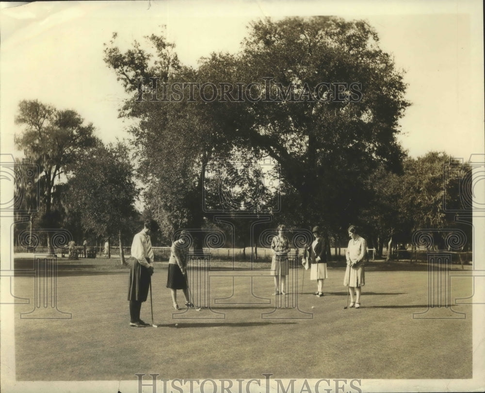 Press Photo Golf Classes at Incarnate Wood College - sbs01676- Historic Images