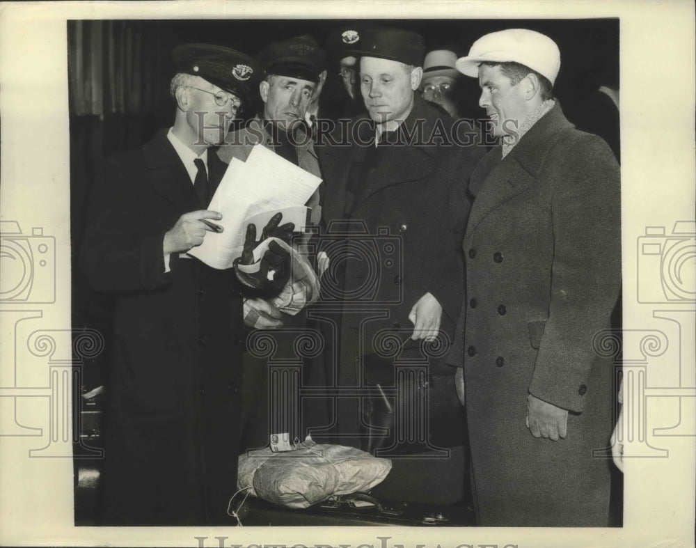 1940 Press Photo Taisto Maki &amp; Paavo Nurmi Shown Going Through Customs- Historic Images