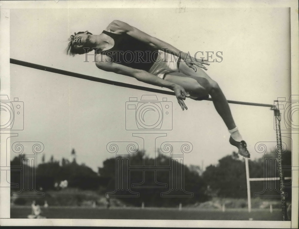 1928 Press Photo Lassellette Shown Clearing Bar During Pomona Meet - sbs01766- Historic Images