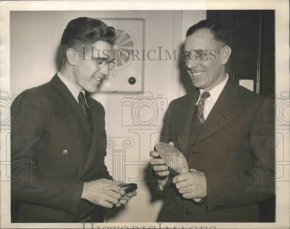 1944 Press Photo Gil Dodds meet his Old High School Coach Lloyd Hann- Historic Images