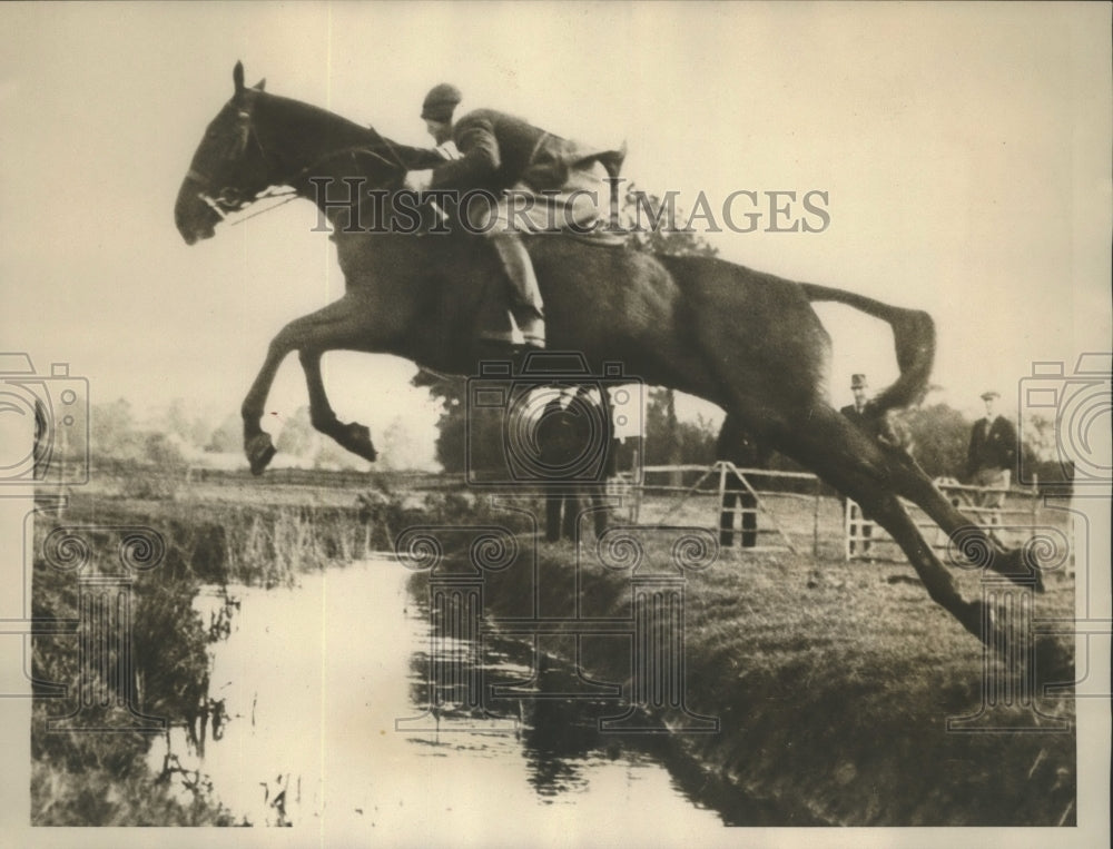 1928 Press Photo The Honorable A. Baillis on &quot;Sywell&quot; Jumps Over Brook- Historic Images