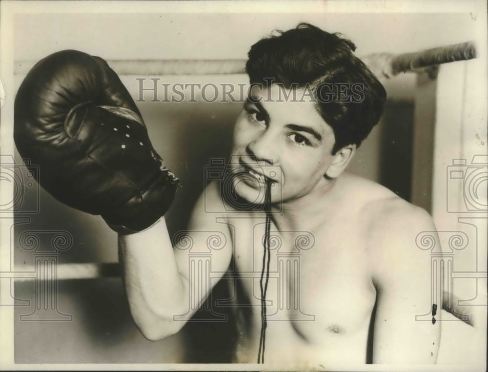 1931 Press Photo Earl Mastro Chicago&#39;s Featherweight lacing on one of his gloves- Historic Images