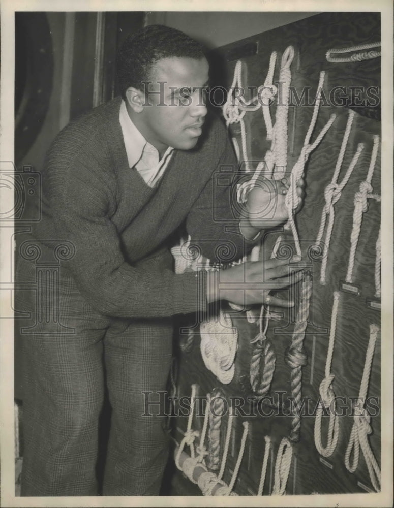 1945 Press Photo Claude Young Examines Knots at the U.S. Navy Recruiting Station- Historic Images