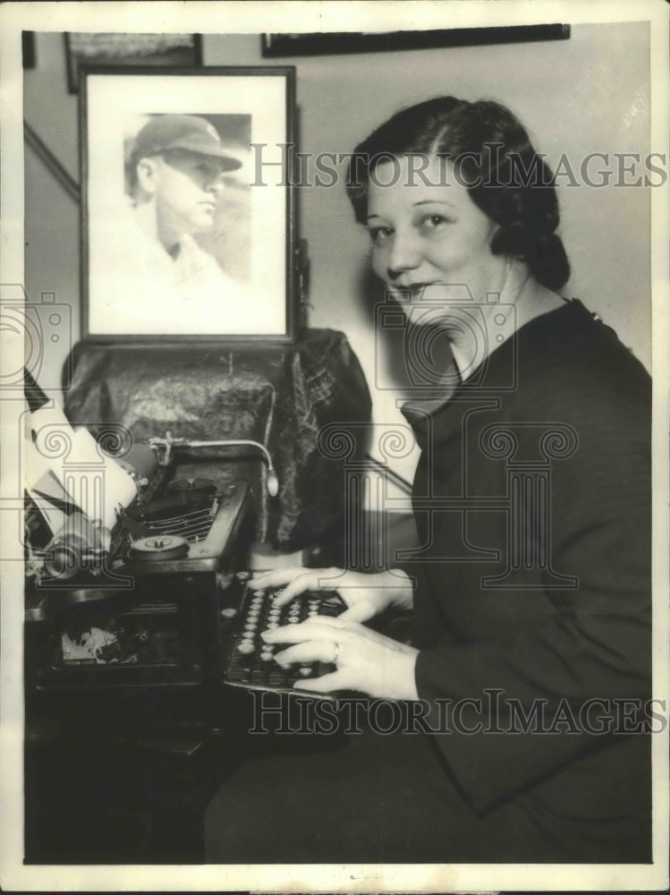 1932 Press Photo Mrs Charlie Grimm wife of Cubs manager reports on World Series- Historic Images