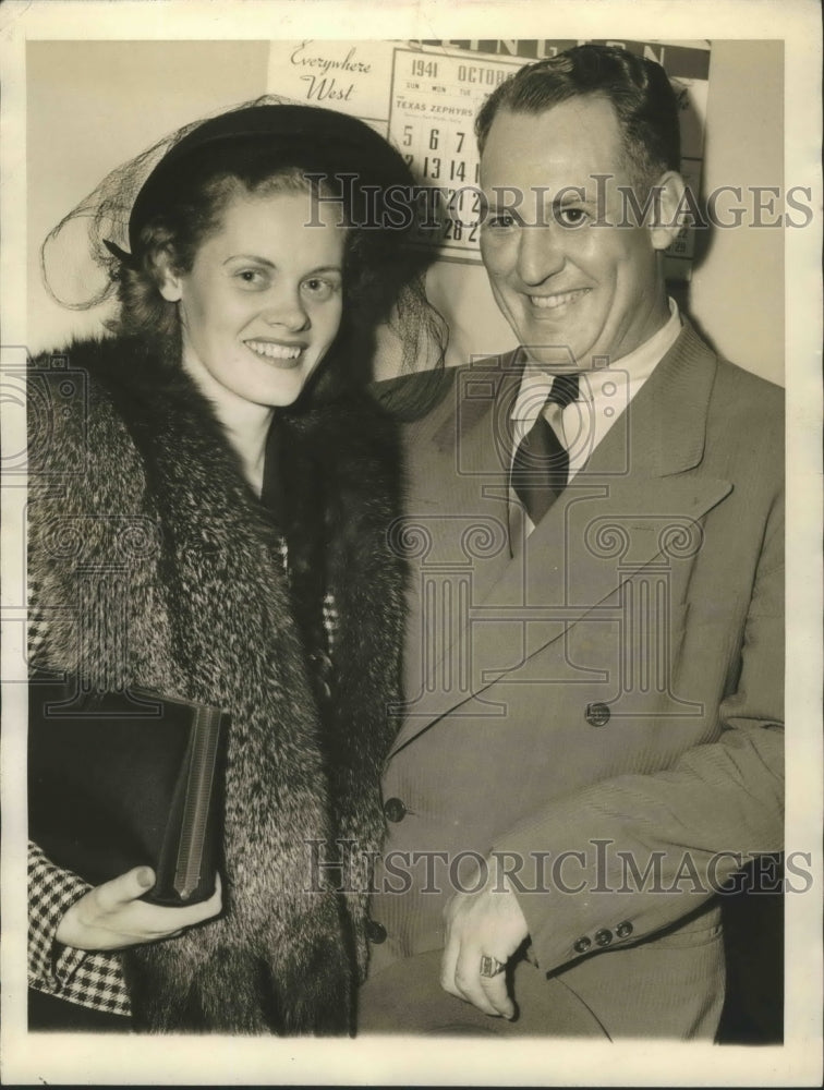 1941 Press Photo Harold Grange Pro-Star Football Star with Margaret Hazelberg- Historic Images