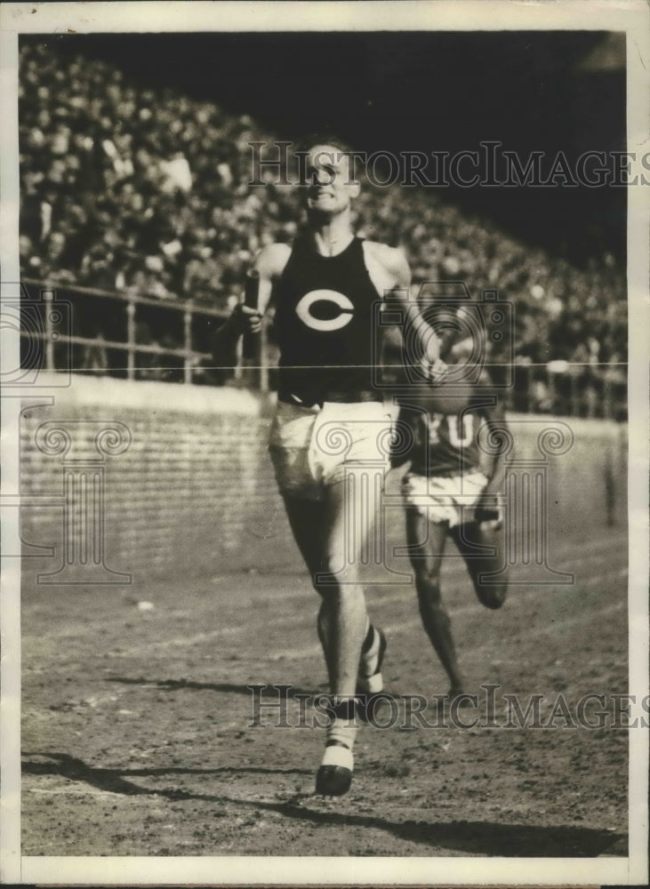 1929 Press Photo Vernon Gist of Chicago U vs Phil Edwards of NYU in 2 mile relay- Historic Images