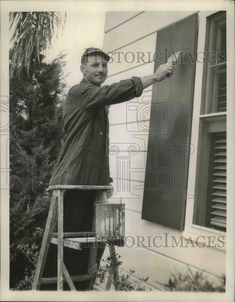 1944 Press Photo Gerald Walker, Cincinnati Reds outfielder, painting his house- Historic Images