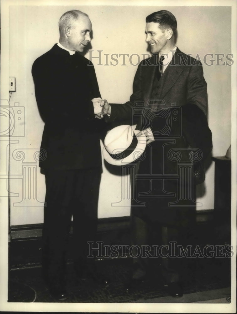 1934 Press Photo Rev. John O&#39;Hara greets Elmer Layden, Notre Dame AD and coach- Historic Images