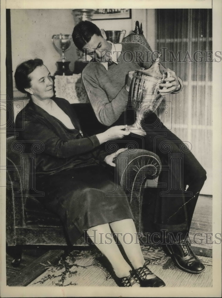 1932 Press Photo Gene Venzke shows mom his Mile Run trophy - sbs03222- Historic Images