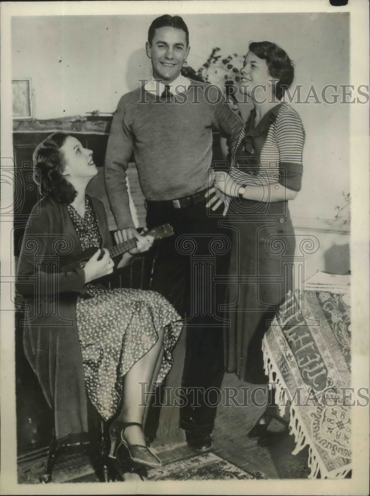 1932 Press Photo champion runner Gene Venzke with sisters Lenore and Alice- Historic Images