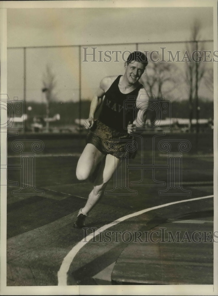 1932 Press Photo Ken McKenzie, Navy sprinter, training for Olympic tryouts- Historic Images