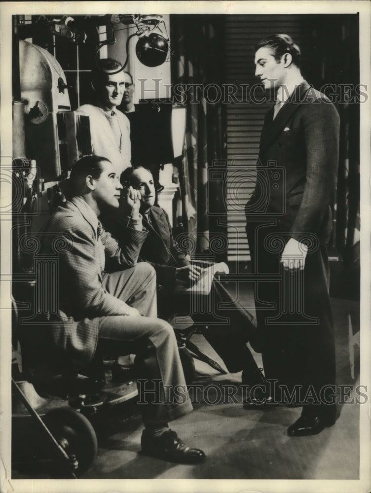 1936 Press Photo Stanford football star Jim Moscrip on movie set w/Harry Bucquet- Historic Images