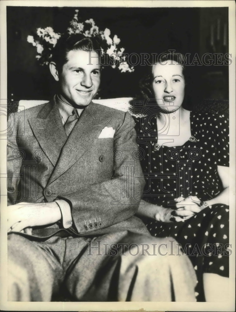 1930 Press Photo Golfer Horton Smith & Darcara Louise Doupne at Smith's Parents- Historic Images