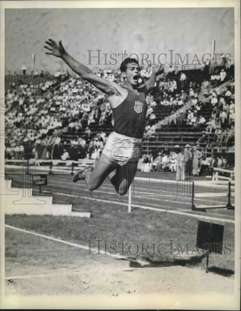 1943 Press Photo Edsel Curry Won Junior N.A.A.U. Broad Jump Championship June 19- Historic Images