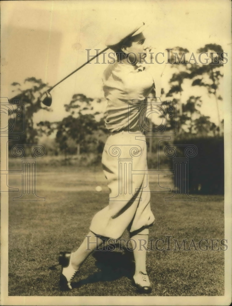 1946 Press Photo Lyn L. Peppery Shown in Rare Golfing Form as He Drives Off Tee- Historic Images