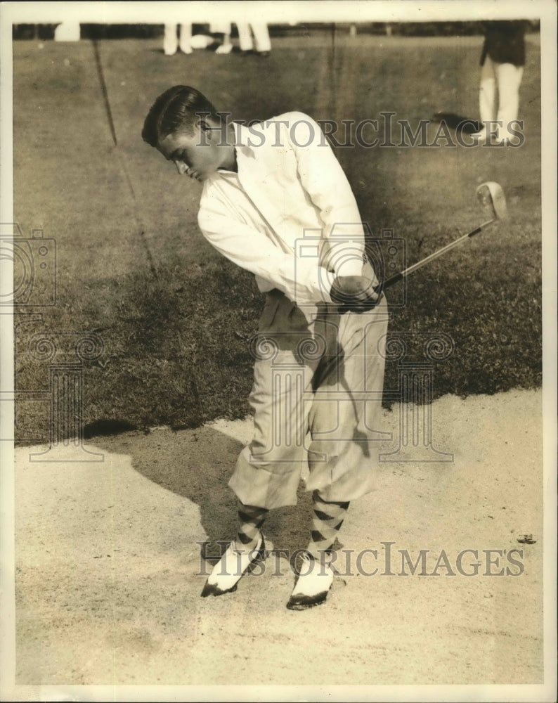 1936 Press Photo Reynolds Smith Caught in Sand Trap During Qualifying Golf Tests- Historic Images