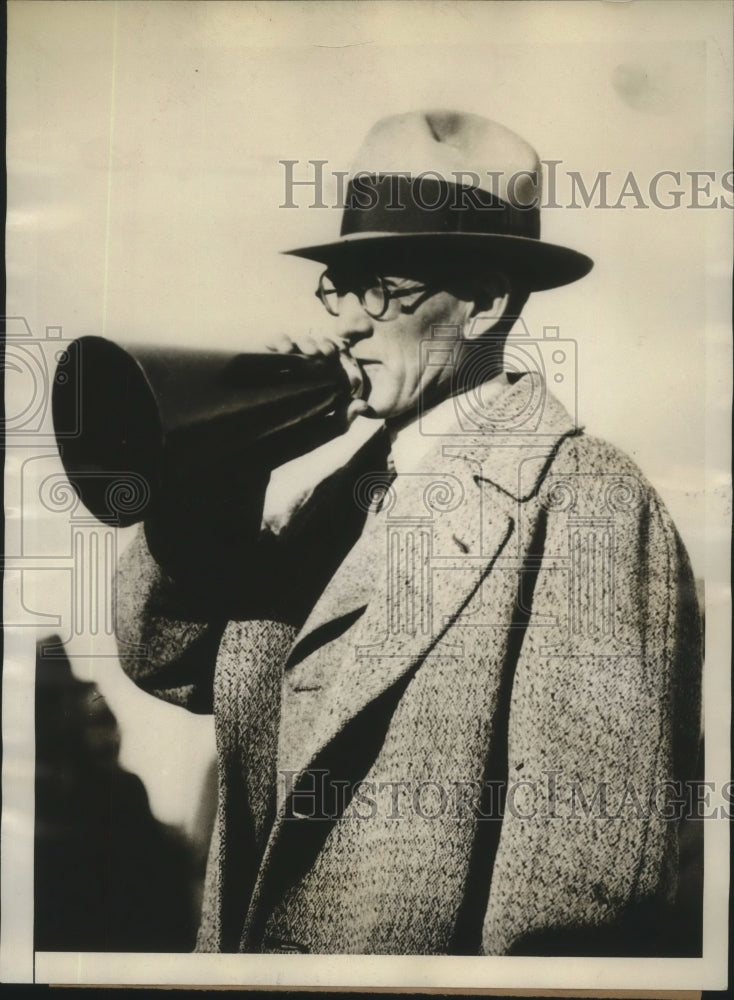 1929 Press Photo Walter Okeson Coaches Between Halves of Harvard Football Expo- Historic Images