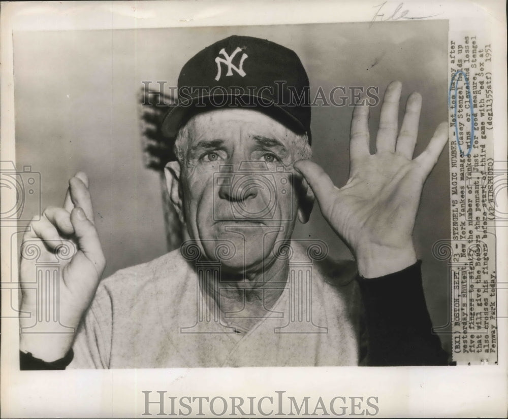 1951 Press Photo Casey Stengel Holds Up 5 Fingers Signifies No. of Yankees Wins- Historic Images