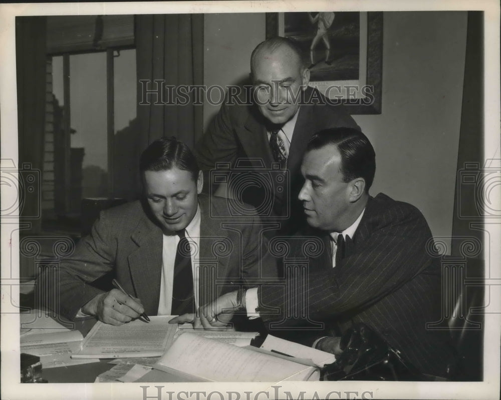 1947 Press Photo Texas halfback Spec Sanders signs contract with NY Yankees- Historic Images