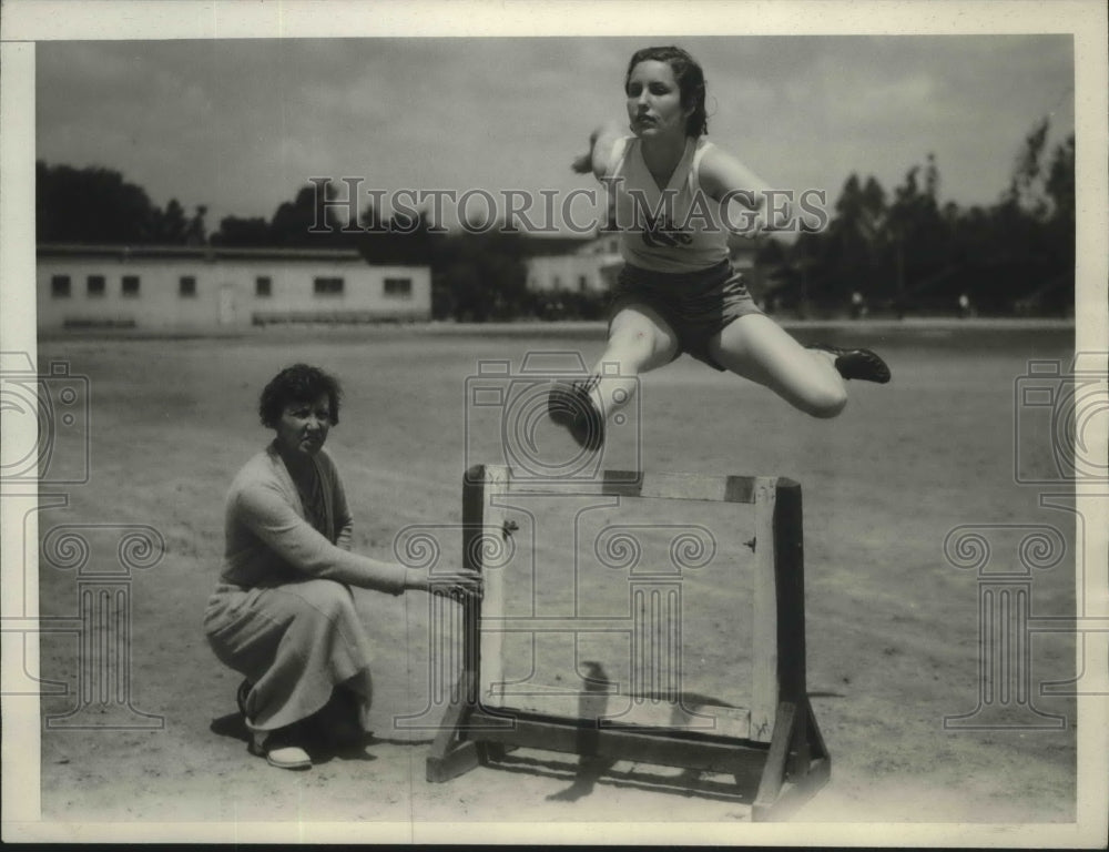 1932 Press Photo Aileen Allen Training Marion Fitting in Pasadena, California- Historic Images