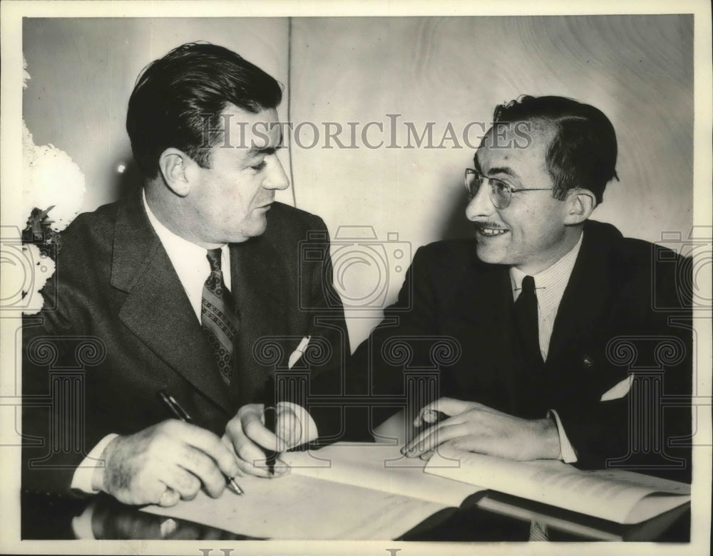 1940 Press Photo Jimmy Wilson Signs 2 Year Contract as Manager of Chicago Cubs- Historic Images