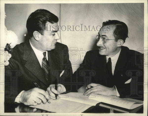 1940 Press Photo Jimmy Wilson Signs 2 Year Contract as Manager of ...