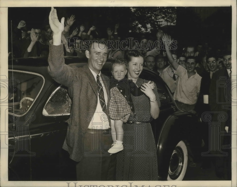 1941 Press Photo Joe &quot;Flash&quot; Gordon, Wife &amp; Daughter Judy at New York City Hall- Historic Images