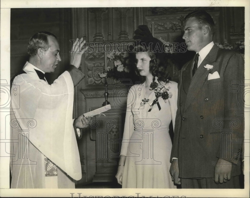 1941 Press Photo John Kimbrough footfall man weds Barbara Golding in NY- Historic Images