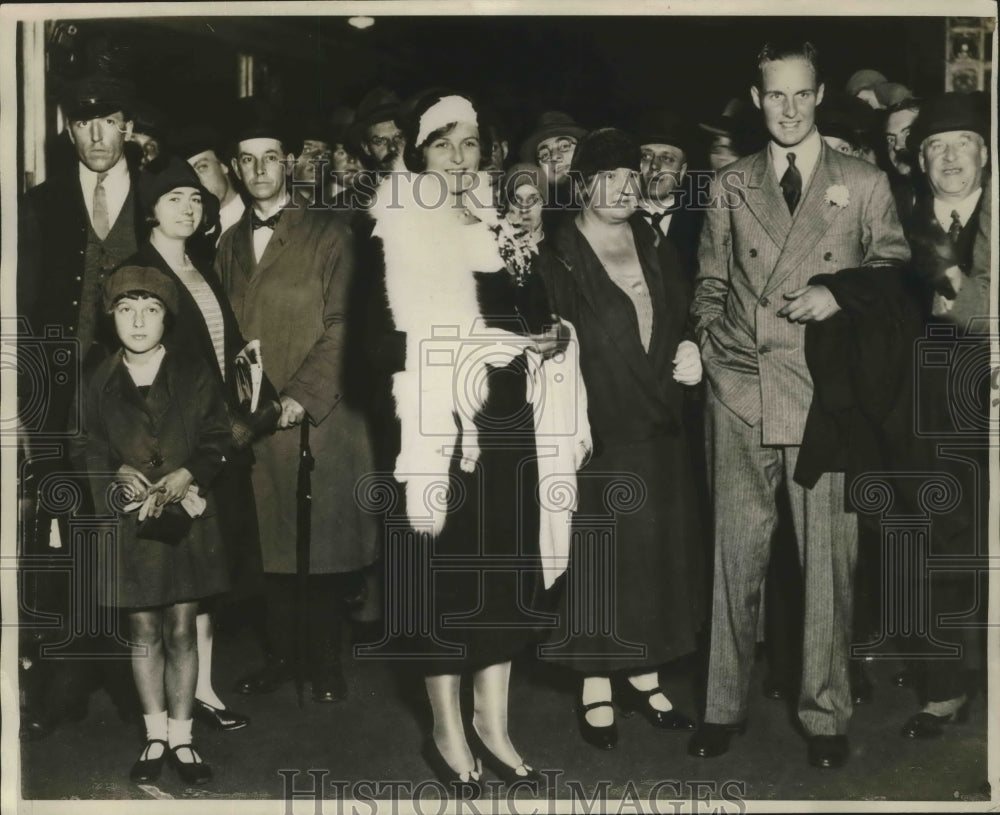 1930 Press Photo Tennis Star Betty Nuthall Greeted Upon Return to London