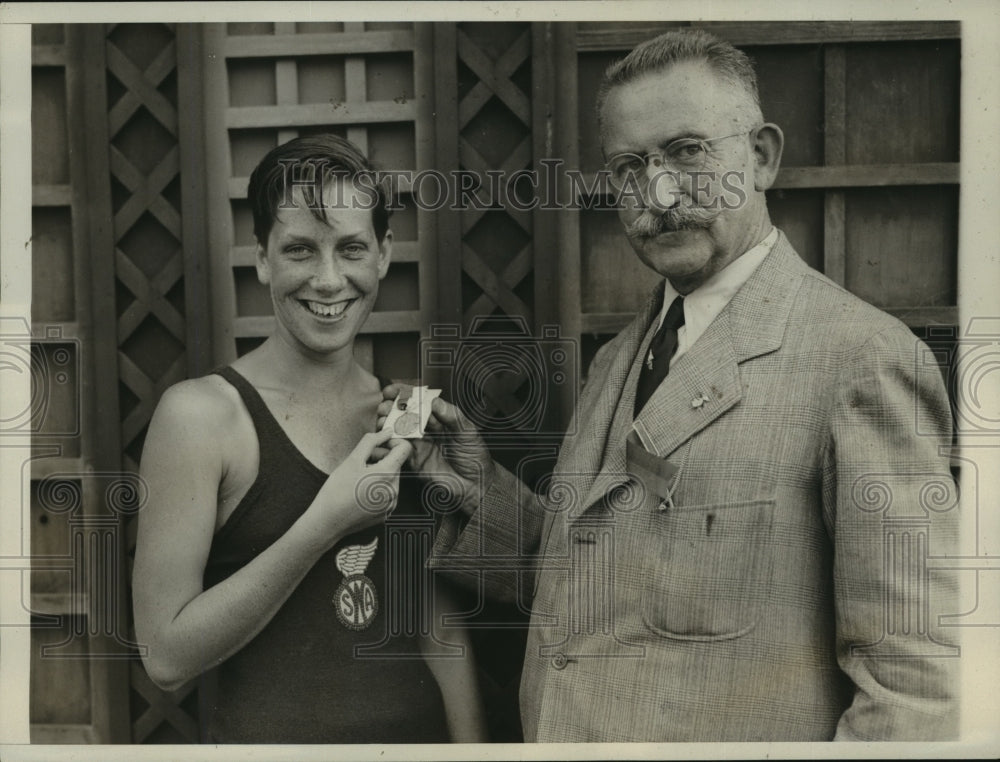 1931 Press Photo Susan Robertson Receives 770 Yard Freestyle Swim Gold Medal- Historic Images