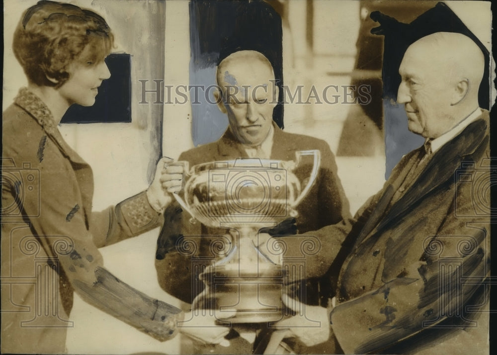 Press Photo Charles Vance Millar Presenting Grand Stork Derby Cup - sbs04607- Historic Images