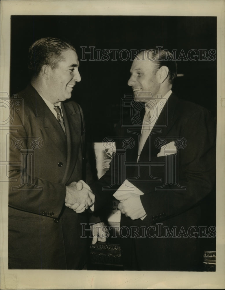 1943 Press Photo Leo Durocher Congratulates Freddy Fitzsimmons in Chicago- Historic Images