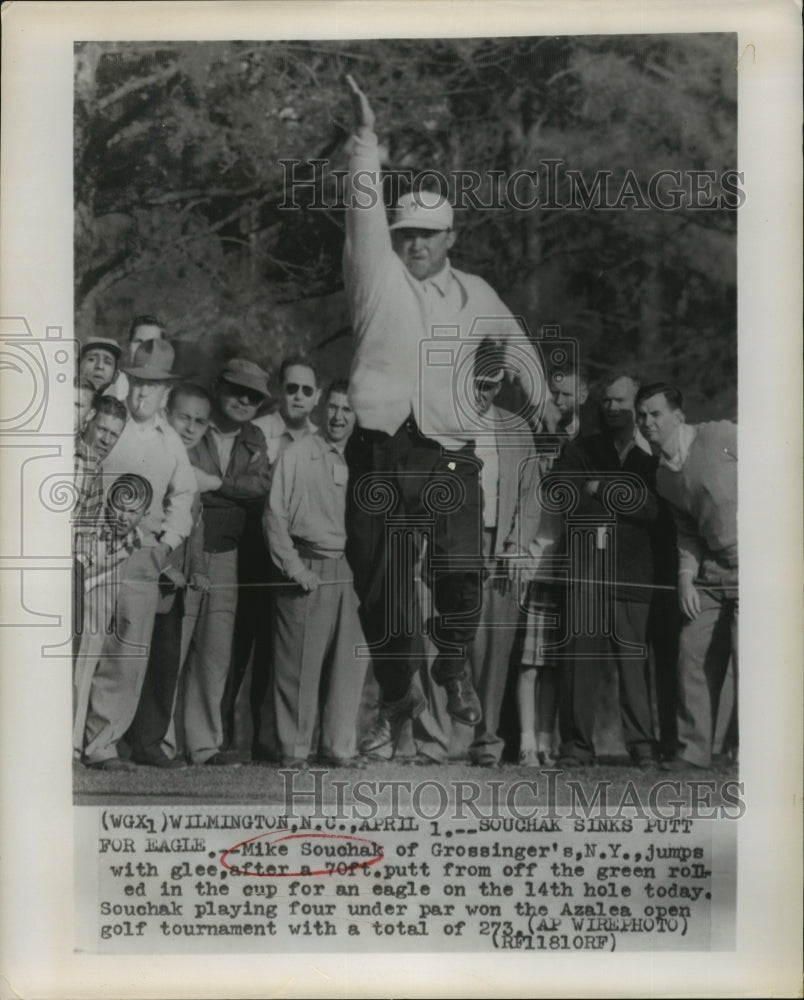 Press Photo Mike Souchak Sinks 70-Foot Putt Shot - sbs04882- Historic Images