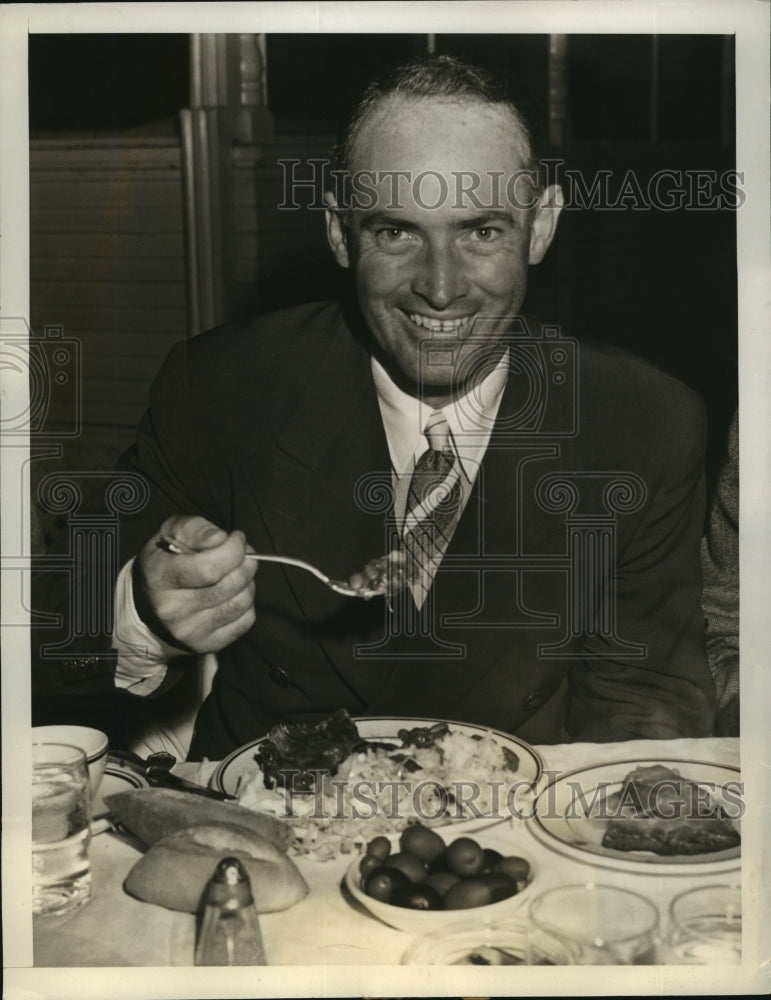 1941 Press Photo Denny Shute Eating at Amon Carter&#39;s Barbecue - sbs04905- Historic Images