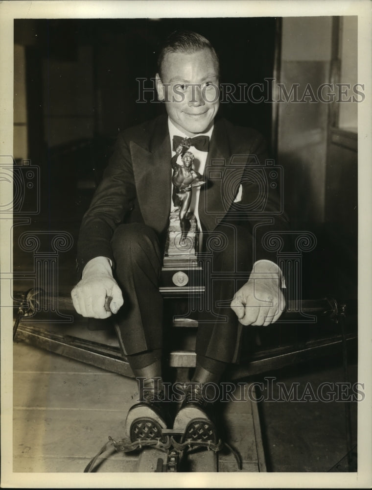 1940 Press Photo Rower Joe Burk with Sullivan Memorial Award, Philadelphia- Historic Images