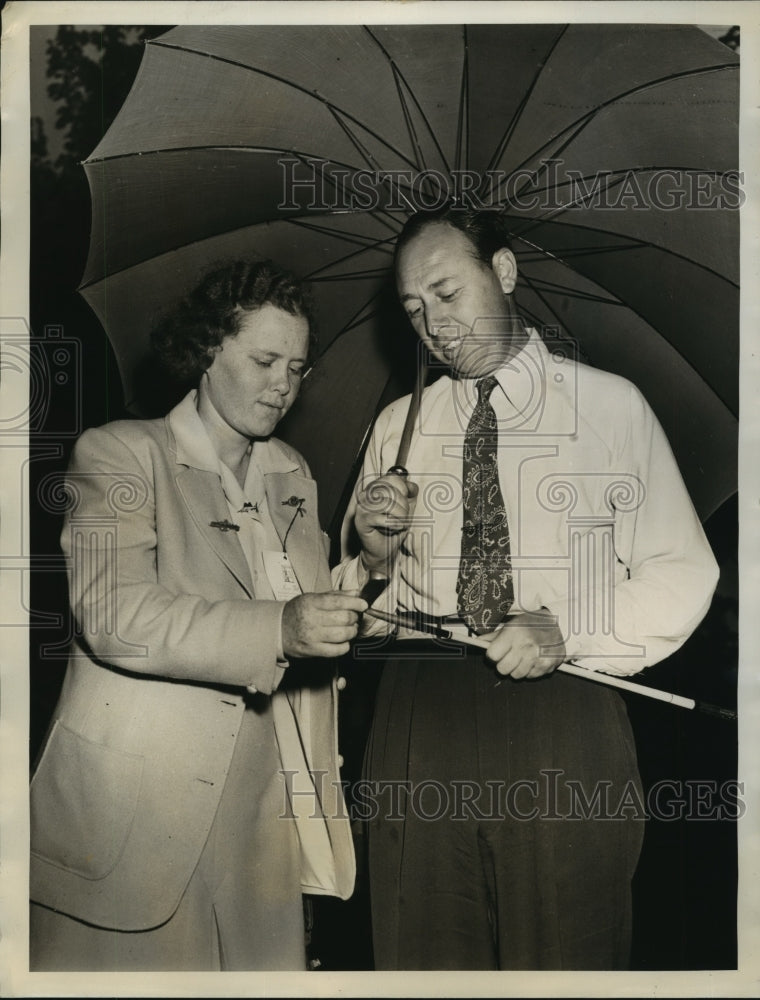 1942 Press Photo Patty Berg &amp; Mike Turnesa at Hale America Open Golf Meet- Historic Images