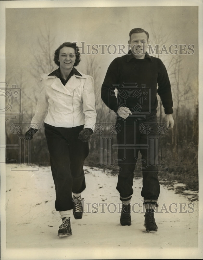 1942 Press Photo Robert &quot;Red&quot; Rolfe &amp; Wife in Penacook, New Hampshire- Historic Images