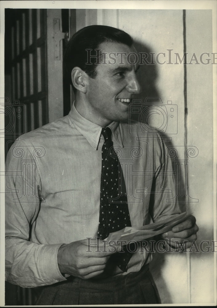 1936 Press Photo Fred Perry Reading Telegrams in Beverly Hills, California- Historic Images