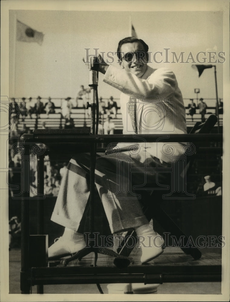 1935 Press Photo Fred Perry Refereeing Pacific Southwest Tennis Championship- Historic Images