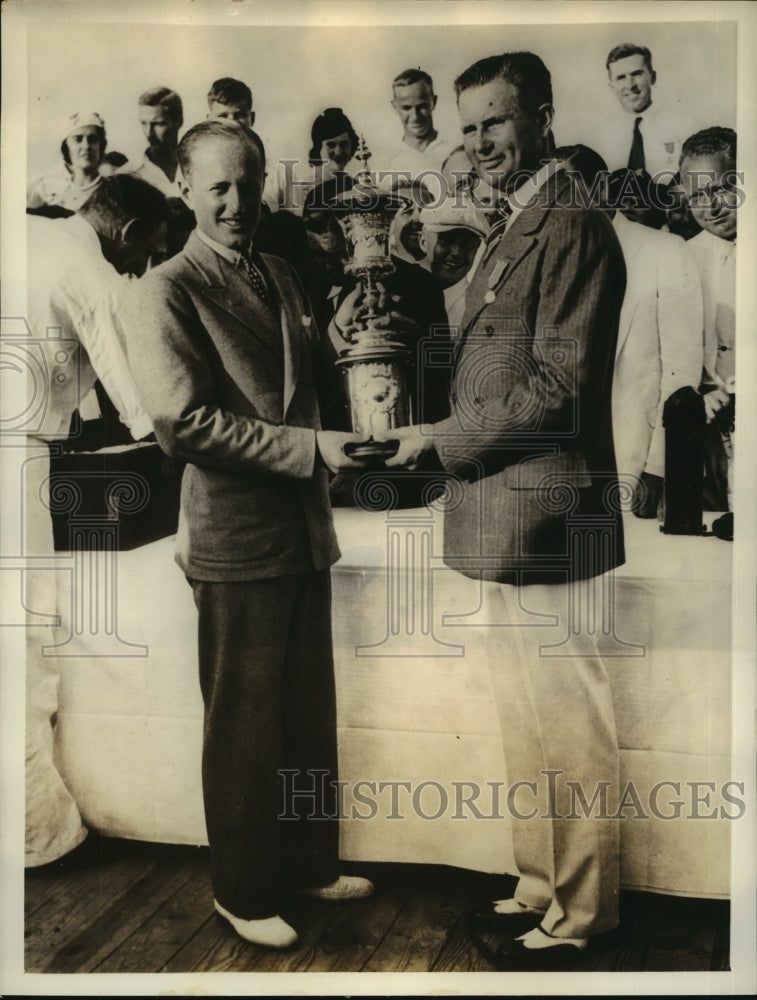 1933 Press Photo George Dunlap &amp; Herbert Jacques with Amateur Golf Trophy- Historic Images