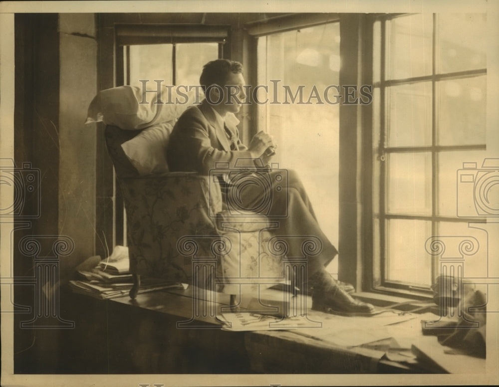 1933 Press Photo Bill Carr, Olympics 400-Meter Champ &amp; Penn Track Star in Chair- Historic Images