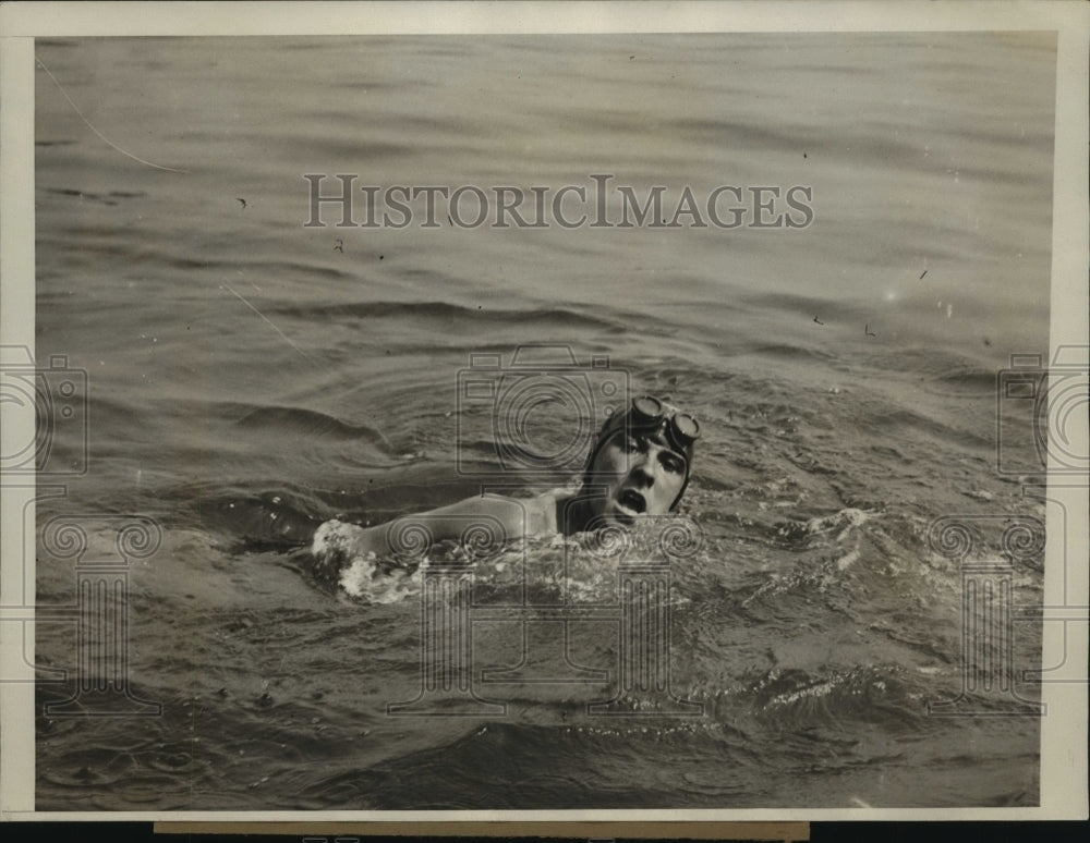 1929 Press Photo John Fagan Swimming Hellgate in Shackles, New York - sbs05456- Historic Images