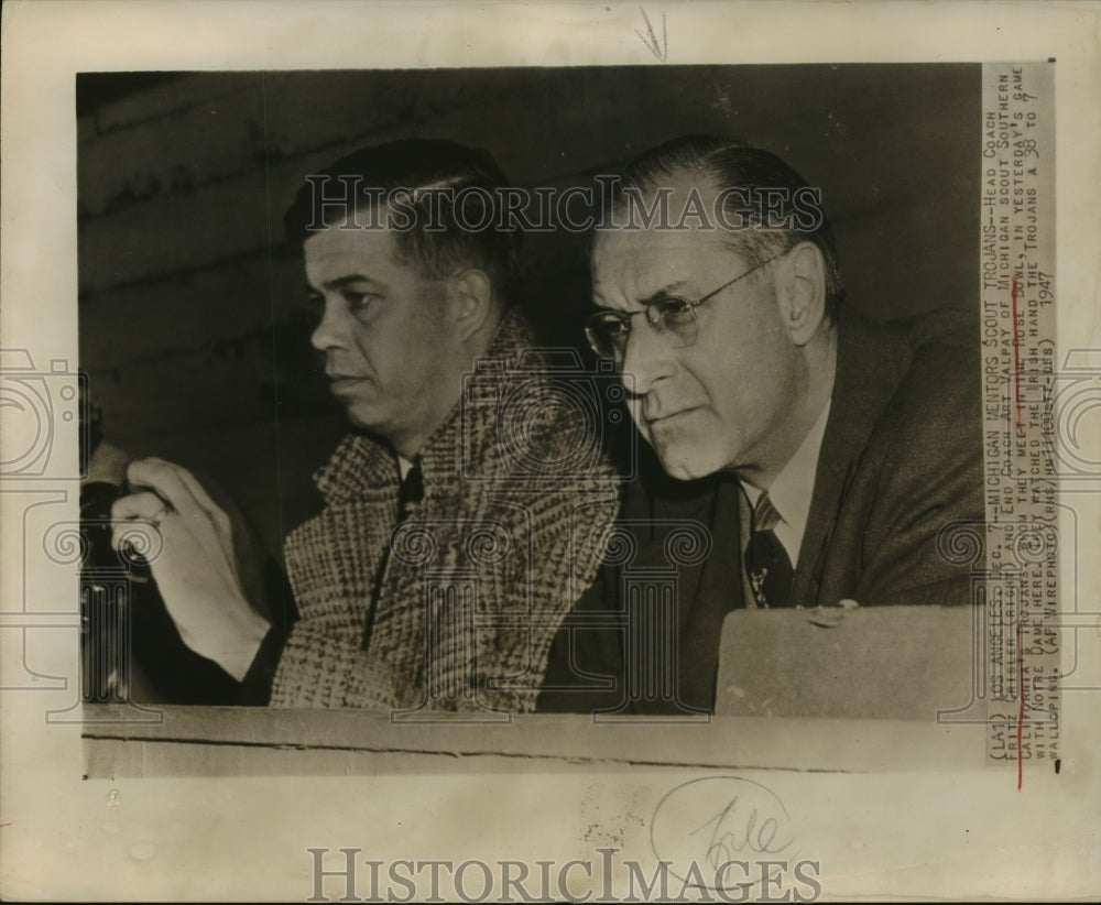 1947 Press Photo Fritz Grisler &amp; Art Valpay Scout for Recruits to Trojans- Historic Images