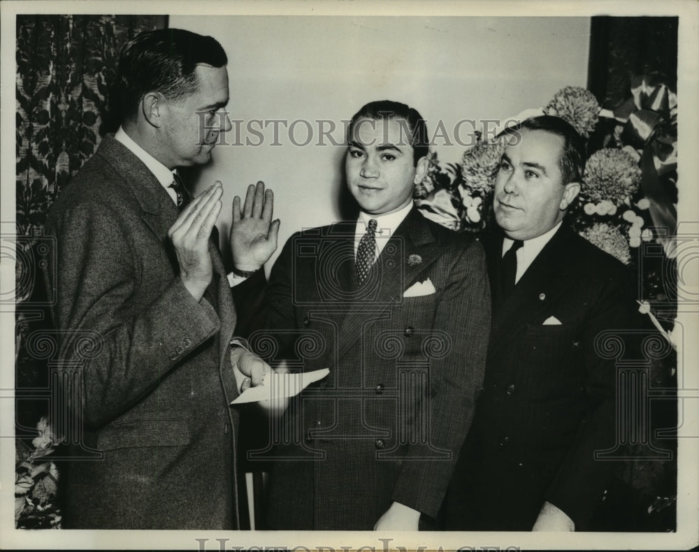 1940 Press Photo Barney Ross Takes Oath as Secretary of Illinois Athletics- Historic Images